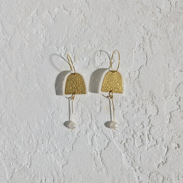 Short Bells Broome | BRASS AND PEARL DROP EARRINGS | WHITE - Clac Clac Design